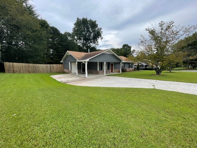 Primary Photo - Nice 3/2 House in Armuchee- $1,895