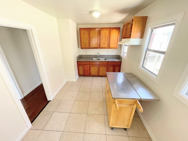 Building Photo - LARGE 2nd story 1bd/1ba unit near BMO, USC...
