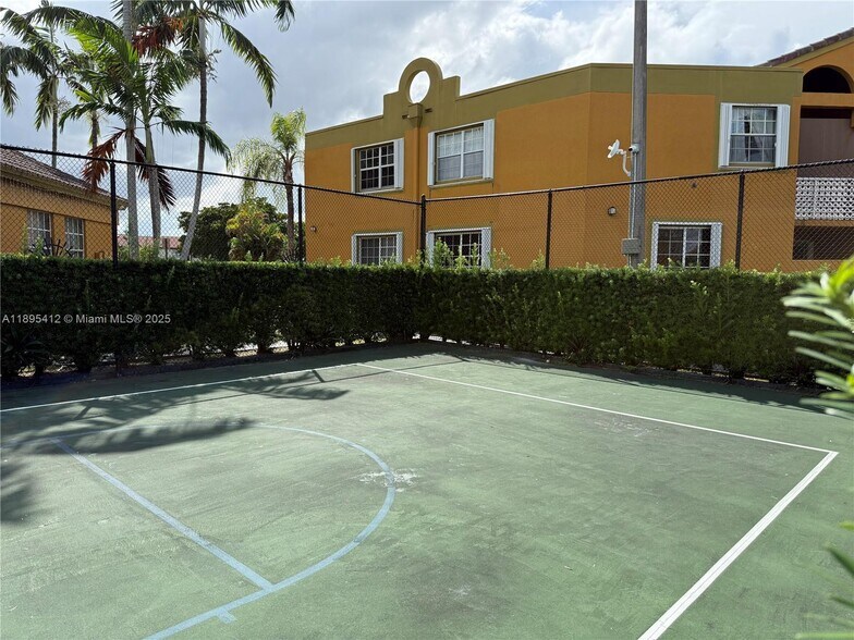 Building Photo - 9725 Fontainebleau Blvd