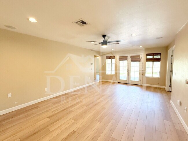 Building Photo - 1326 W Palm Ln