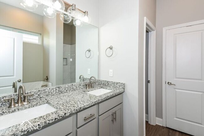 Building Photo - 5353 Lynnland Terrace