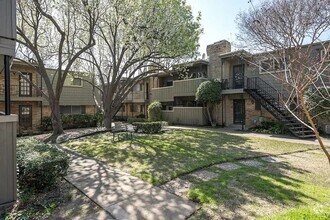 Building Photo - Conveniently located condo in Dallas