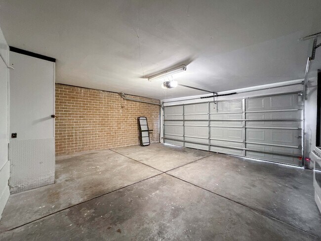 Building Photo - 1219 Saxony Ln