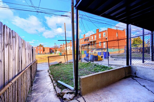 Building Photo - 1314 N Kenwood Ave