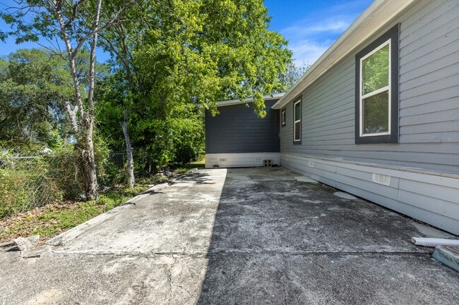 Building Photo - Fully renovated home close to downtown