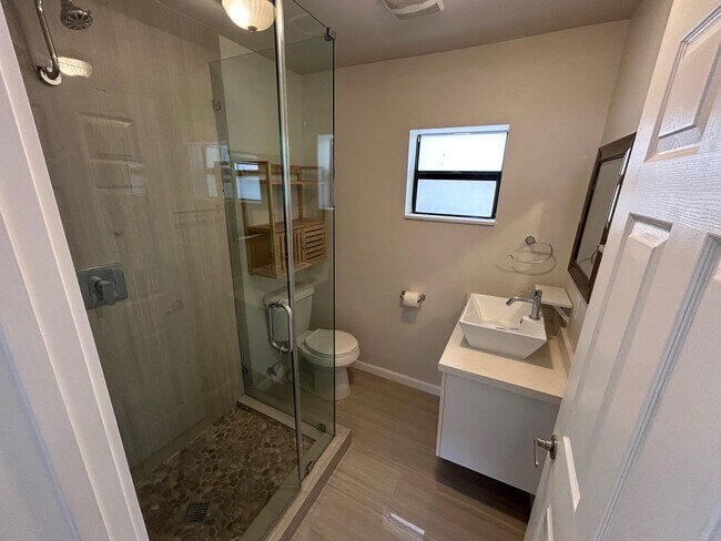 Building Photo - 112 NE 5th St