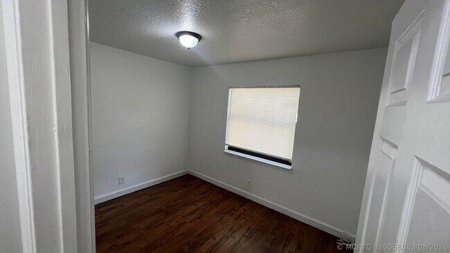Building Photo - 2421 NW 8th Pl
