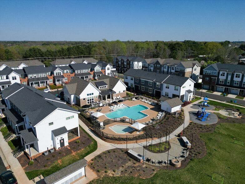 Primary Photo - Townhomes at Bridlestone