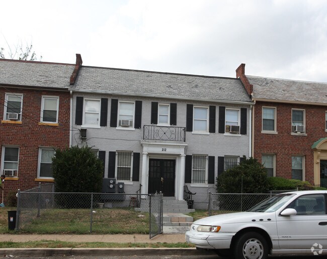 Building Photo - 212 36th St NE