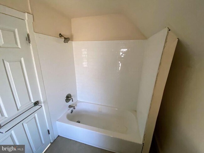 Building Photo - 5111 E Roosevelt Blvd