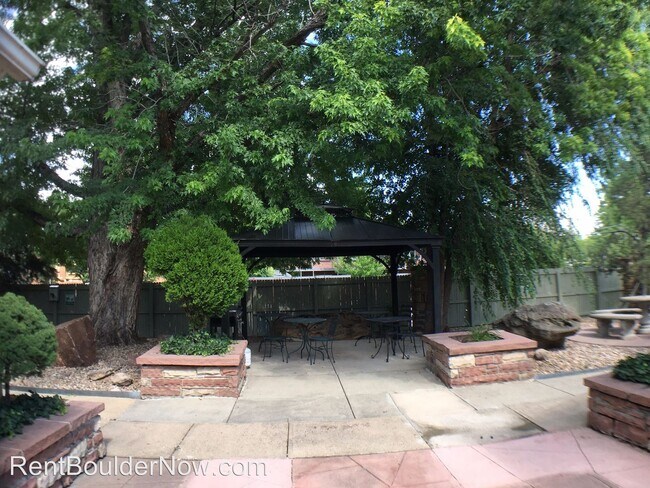 Building Photo - 1055 30th St