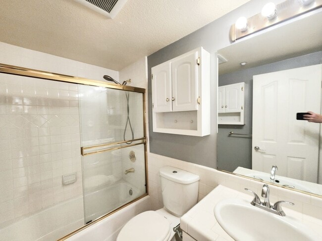 Building Photo - Spacious 3 bedroom condo