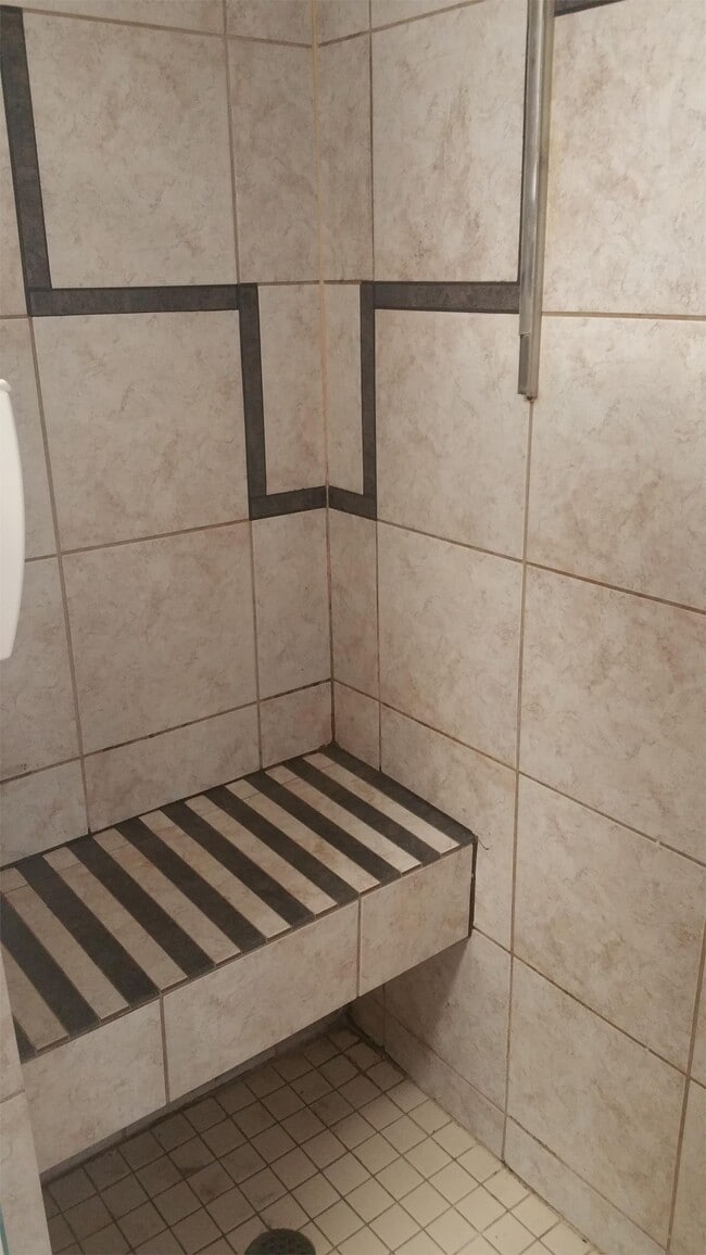 Building Photo - 411 W 9th St