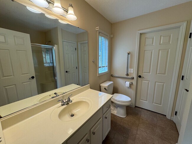 Building Photo - Weaverville - Well Kept Townhome with Flex Space