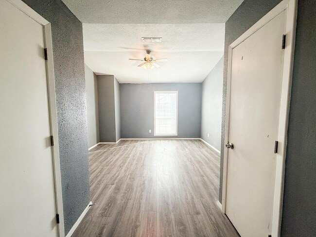 Building Photo - Spacious 2 story townhouse with fenced yard!