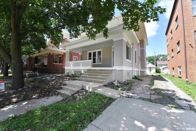 Building Photo - 1027 N University St