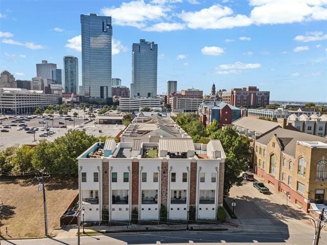 Building Photo - 720 E 1st St