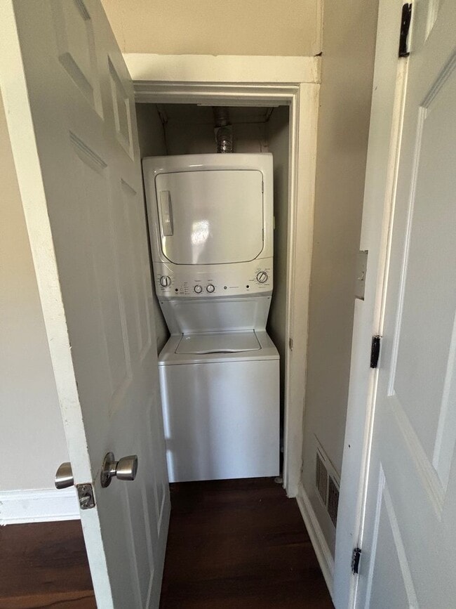 Building Photo - 716 Wilson Rd