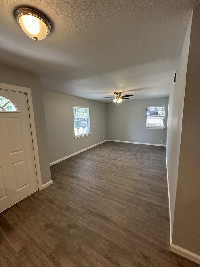 Living area - 910 Morey Peak Dr