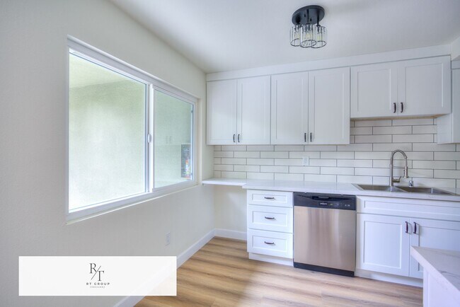 Building Photo - Fully Upgraded Spacious 2-Bedroom Unit in Prime Arcadia Location