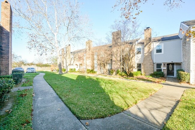 Building Photo - 8728 Wilcrest Dr