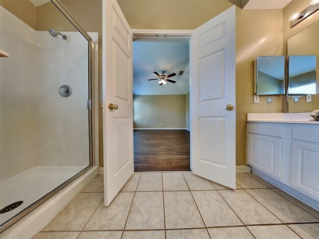 Building Photo - 3223 Stoneydale Ln