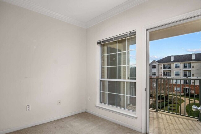 Building Photo - Modern Condo Living with Balcony and Great Location