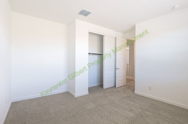 Building Photo - Pet Friendly 5 bed/3 bath in the Hawes Crossing Community of East Mesa