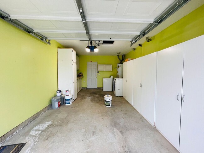 Building Photo - Coming soon! 3 bed, 2 Bath in centrally located community of Redlands