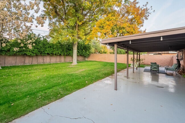 Building Photo - Fully Furnished 3 Bed 2 Bath & Garage in North Central Phoenix