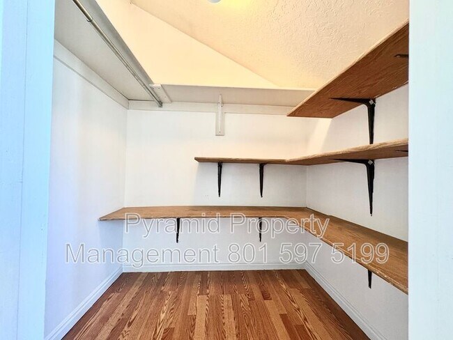 Building Photo - 1099 Shepard Ln