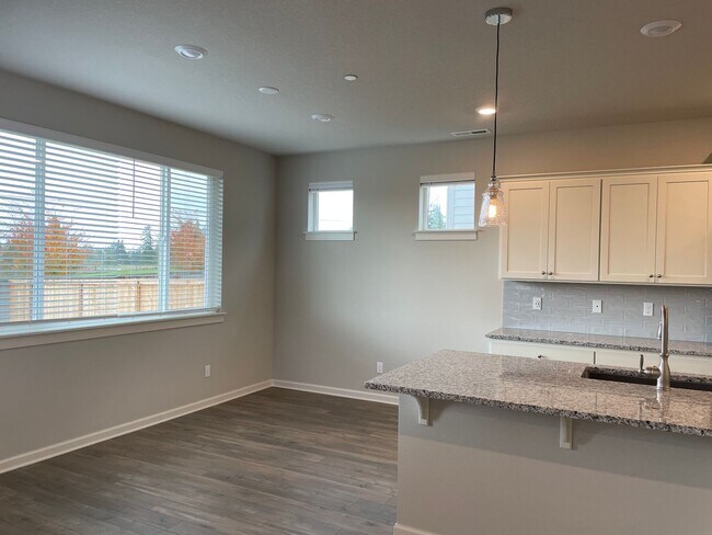 Building Photo - Lovely 4 Bed 2.5 Bath Home! Located near t...