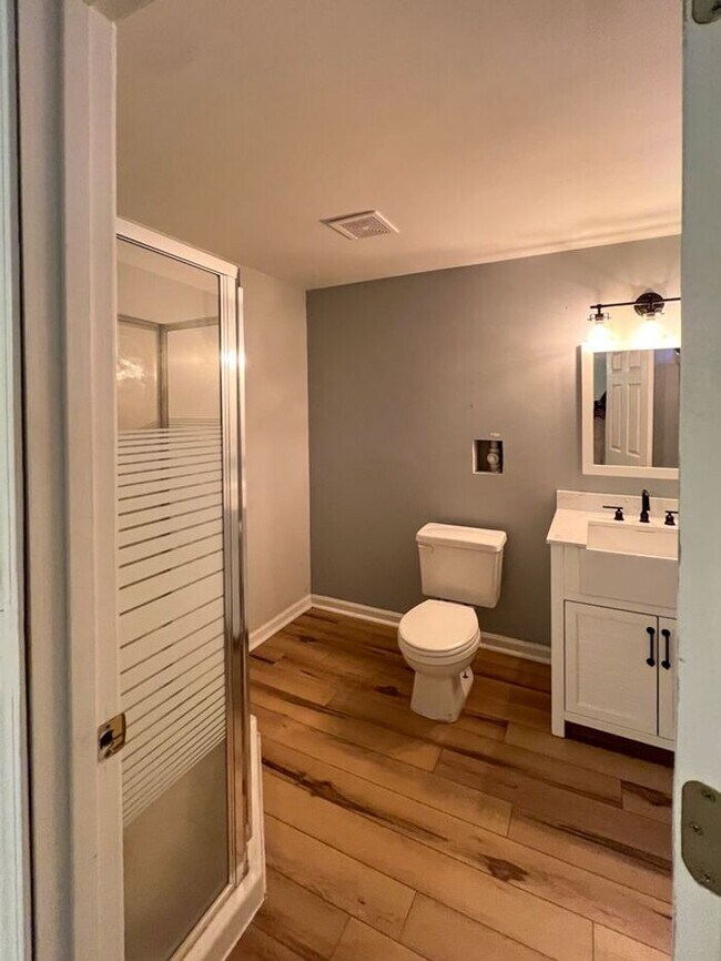 Building Photo - Cozy 3-Bedroom, 4-Bathroom Home in Saint L...