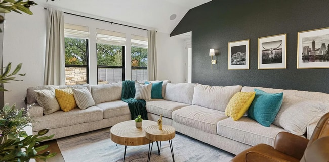 Building Photo - lovely turnkey 3bd fenced in yard