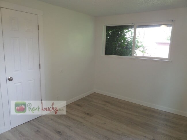Building Photo - Super-Cute 2-Bedroom Home w/Attached Garag...