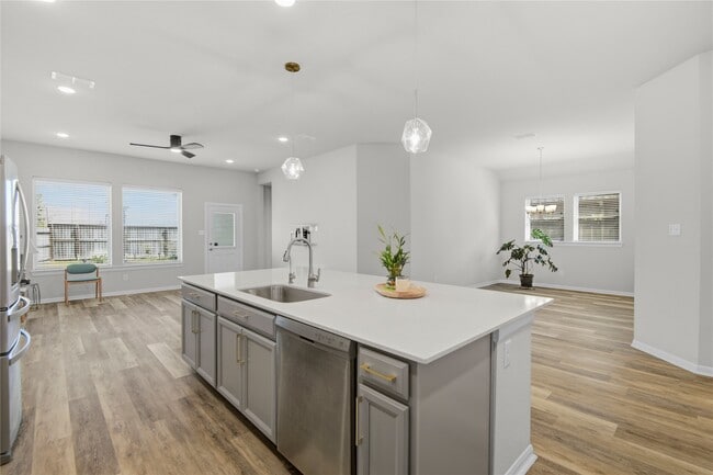 Building Photo - 2815 Torrey Pines Dr