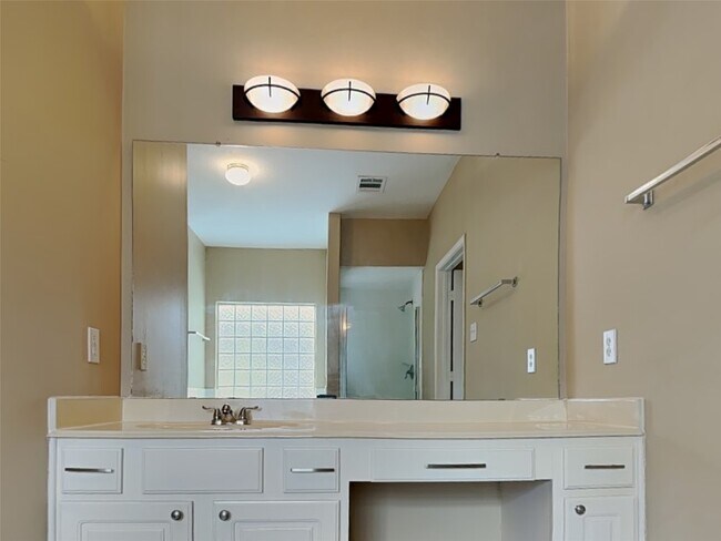 Building Photo - 11911 Lakewood Hills Dr