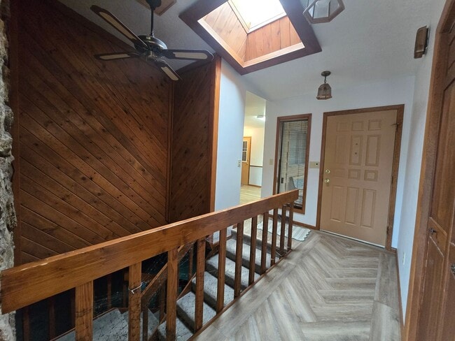 Building Photo - Large 5 Bed, 3 Bath House