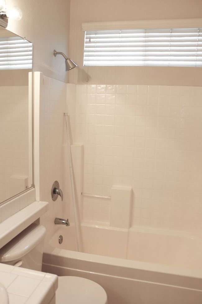 Building Photo - 3 Bedroom 2 Bathroom 1616 sq Ft in Wingfie...