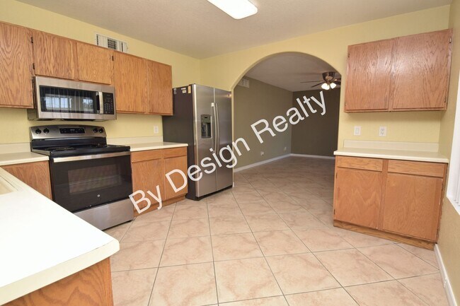 Building Photo - Eastside 3 Bed 2 Bath Gem with 2 Car Garage and Large Private Fenced Yard