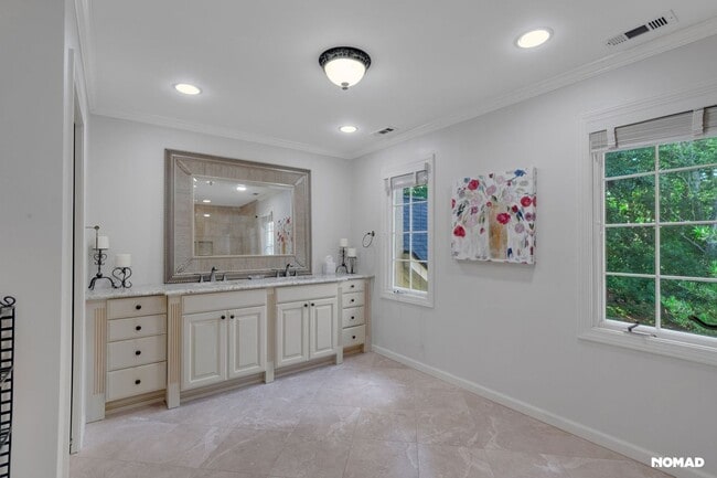 Building Photo - Stunning 4BR Townhome in Paces West Community