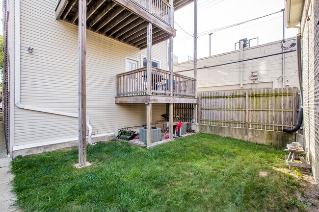 Building Photo - Bucktown: Fully furnished gorgeous 3 Bed, 2 Bath Condo