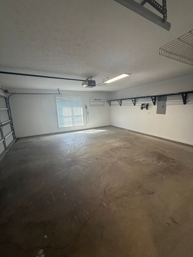 Building Photo - ** 3 Bed 2 Bath Located across from AUM **...
