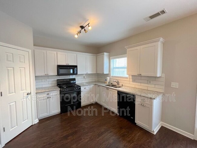 Building Photo - 2048 Lakeshore Overlook Dr