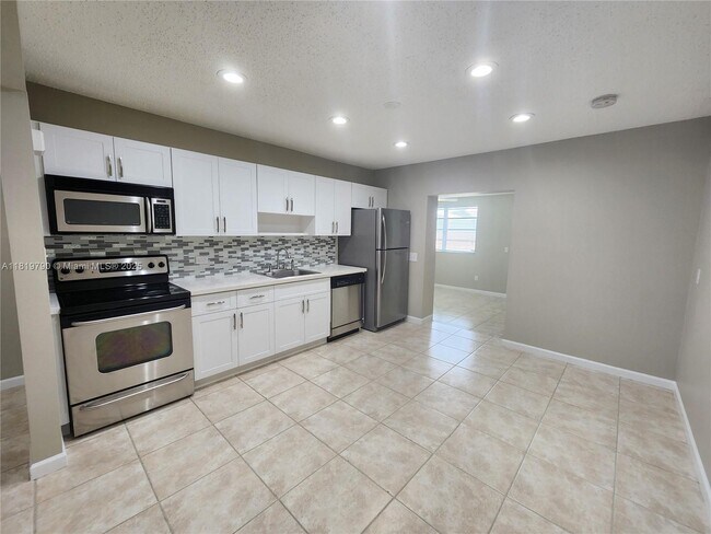 Building Photo - 1806 SW 97th Ave