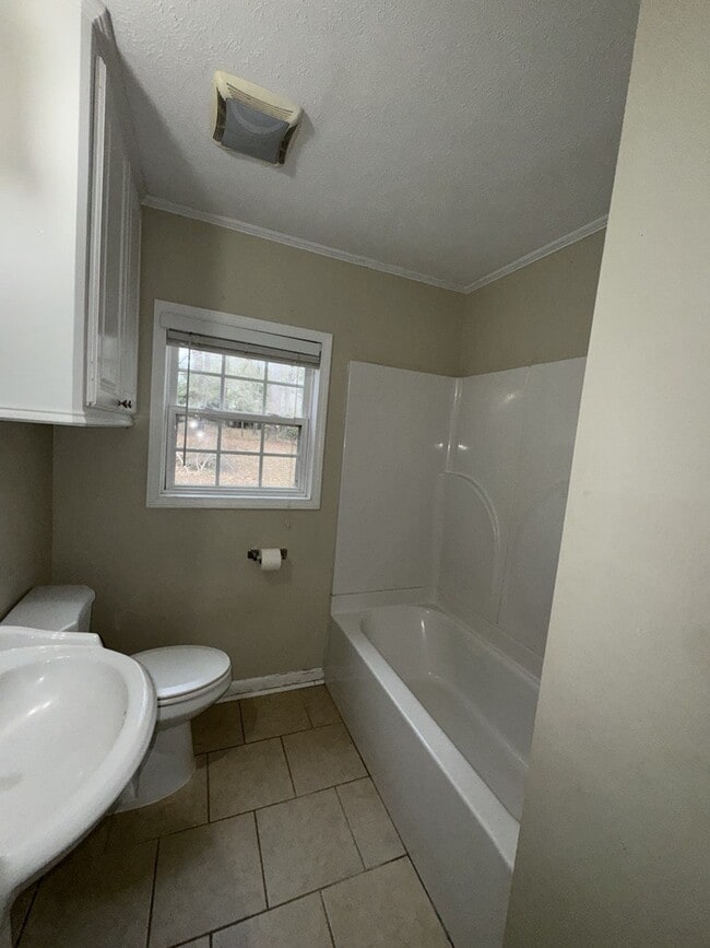 Building Photo - 1081 S Church St