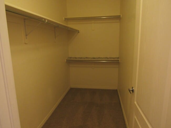 Building Photo - Spacious Condo in Gated Community | Close to light rail.