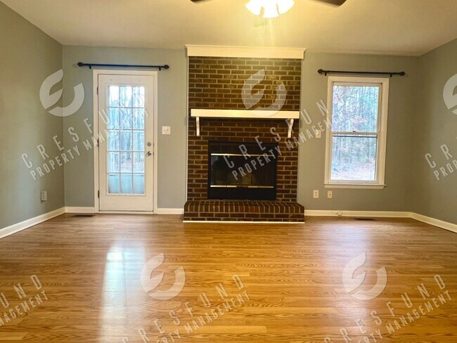 Building Photo - Exceptional value for a 3 Bedroom 2bath Fenced yard home close to Ft. Bragg