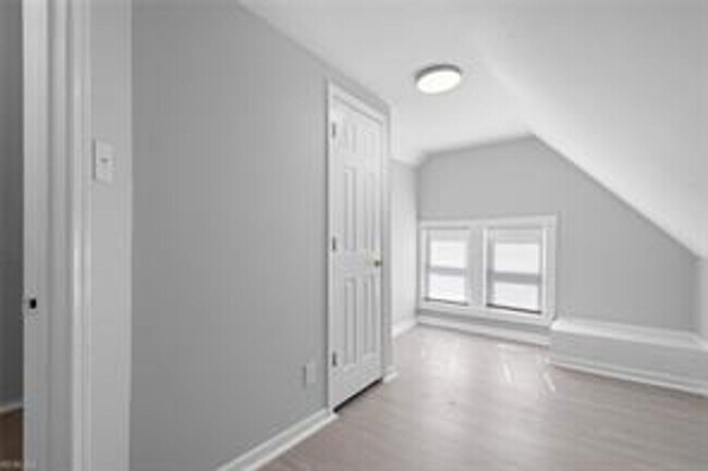 Building Photo - 653 29th St