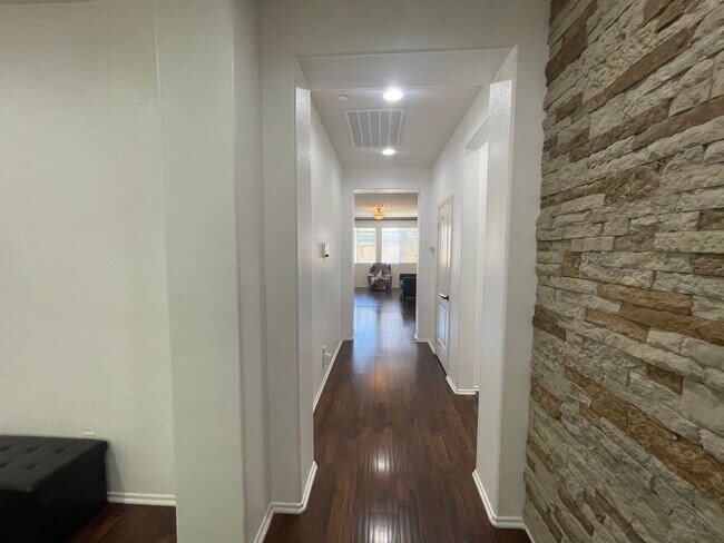 Building Photo - Rosamond 4 Bedroom + 2.5 Bathroom